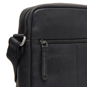 
Solid Antique Brass Hardware & Heavy-Duty Dual Zipper Detail on Anzora 가죽 크로스백