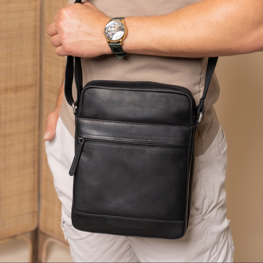 
Classic 100% Full-Grain leather Bag - 보강된 가죽 스트랩과 정교한 스티칭이 돋보이는 후면 뷰