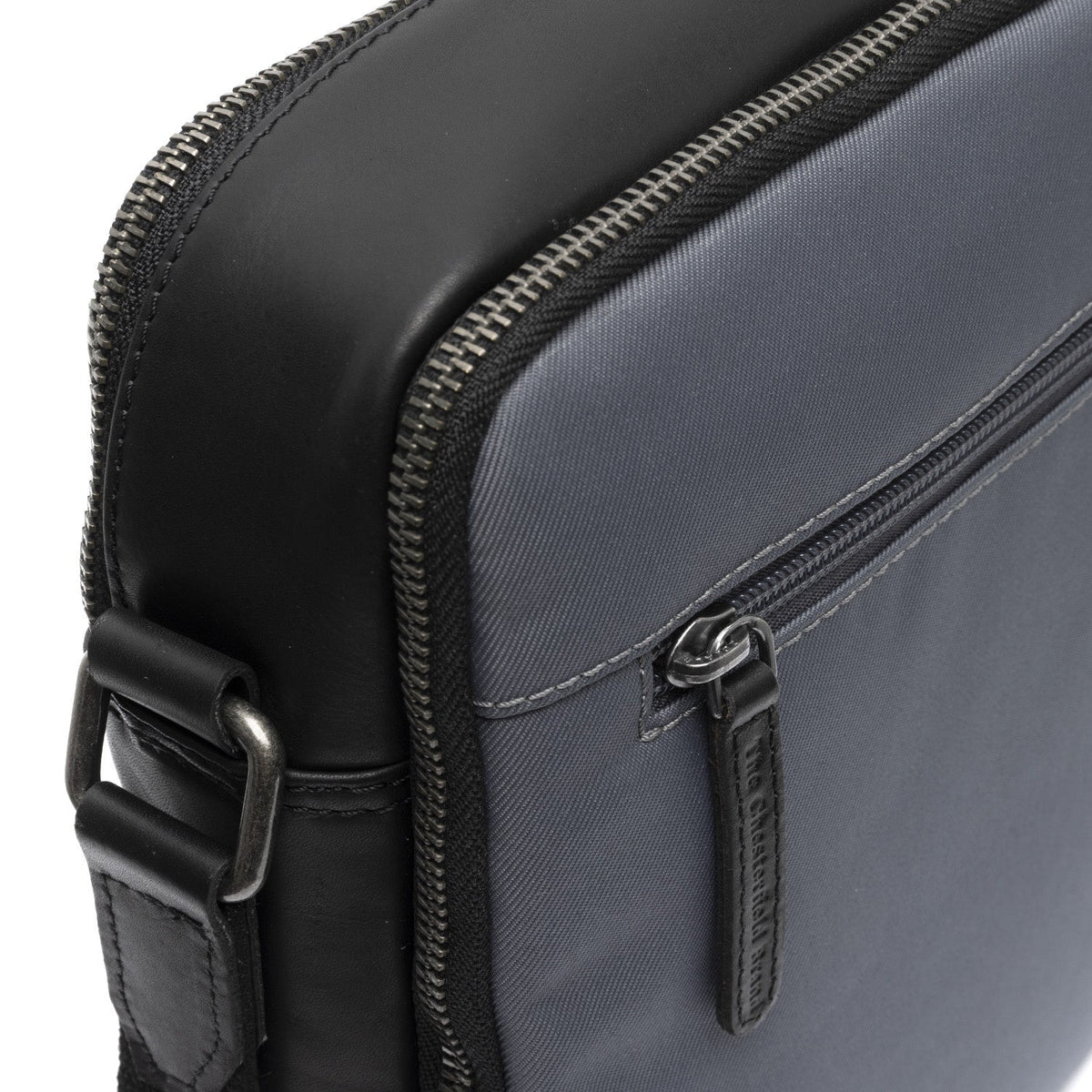 
내부 라이닝 뷰 Showing Dedicated Padded Laptop Sleeve & Multi-Compartment Organization