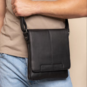 
Classic 100% Full-Grain leather Bag - 보강된 가죽 스트랩과 정교한 스티칭이 돋보이는 후면 뷰