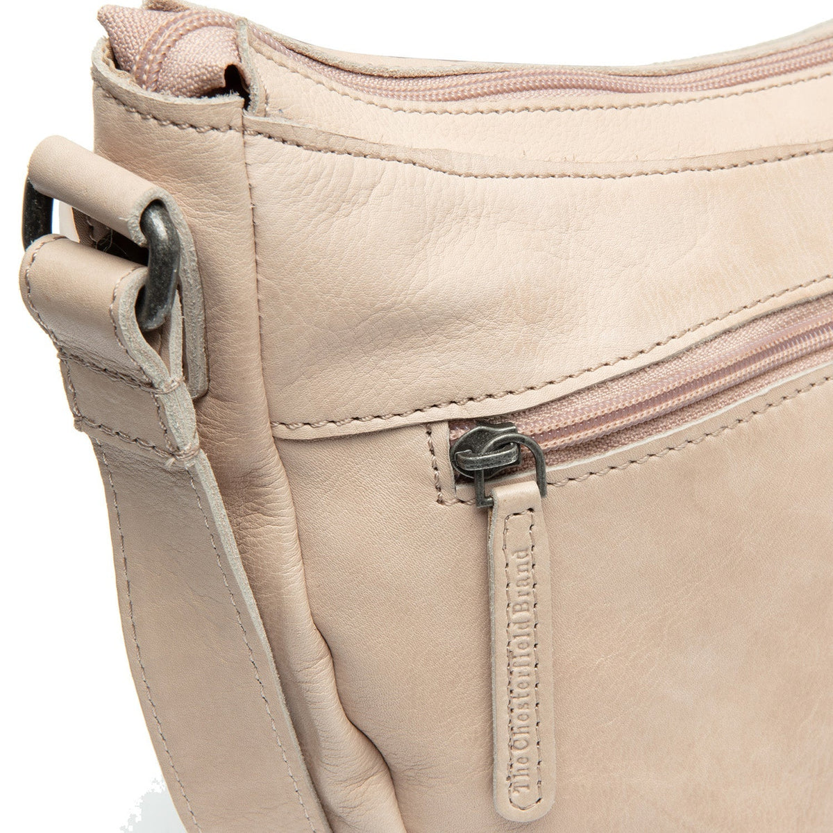 
Solid Antique Brass Hardware & Heavy-Duty Dual Zipper Detail on Clarita 가죽 크로스백