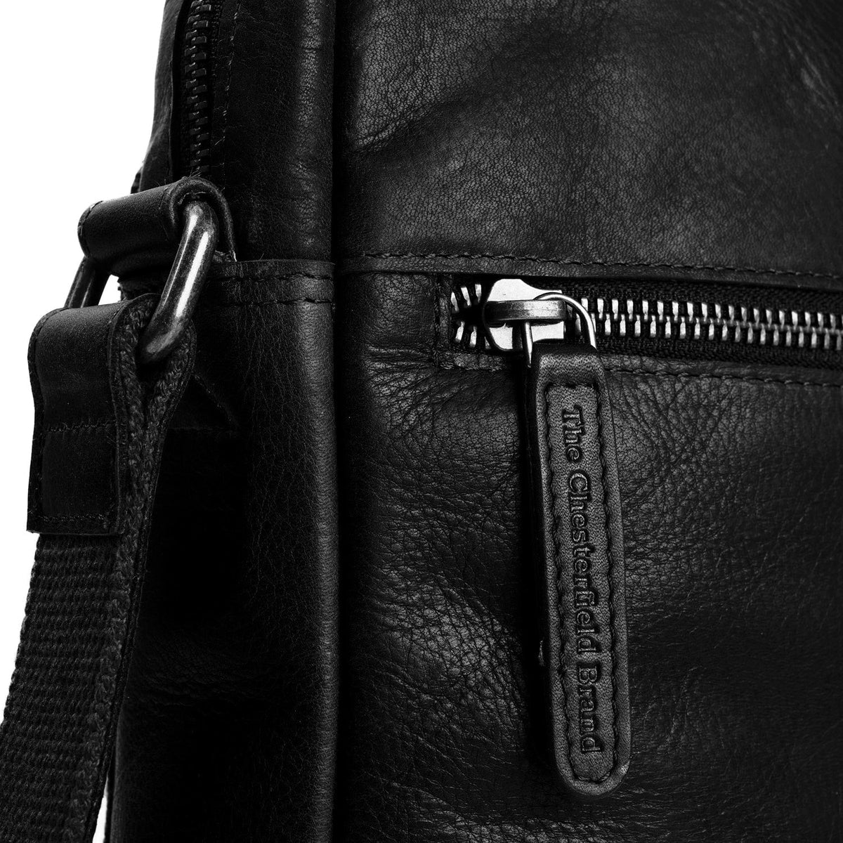 
Solid Antique Brass Hardware & Heavy-Duty Dual Zipper Detail on Dessau 가죽 크로스백