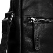 
Solid Antique Brass Hardware & Heavy-Duty Dual Zipper Detail on Dessau 가죽 크로스백
