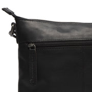 
Solid Antique Brass Hardware & Heavy-Duty Dual Zipper Detail on Faro 가죽 크로스백