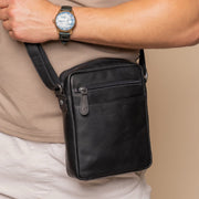 
Classic 100% Full-Grain leather Bag - 보강된 가죽 스트랩과 정교한 스티칭이 돋보이는 후면 뷰