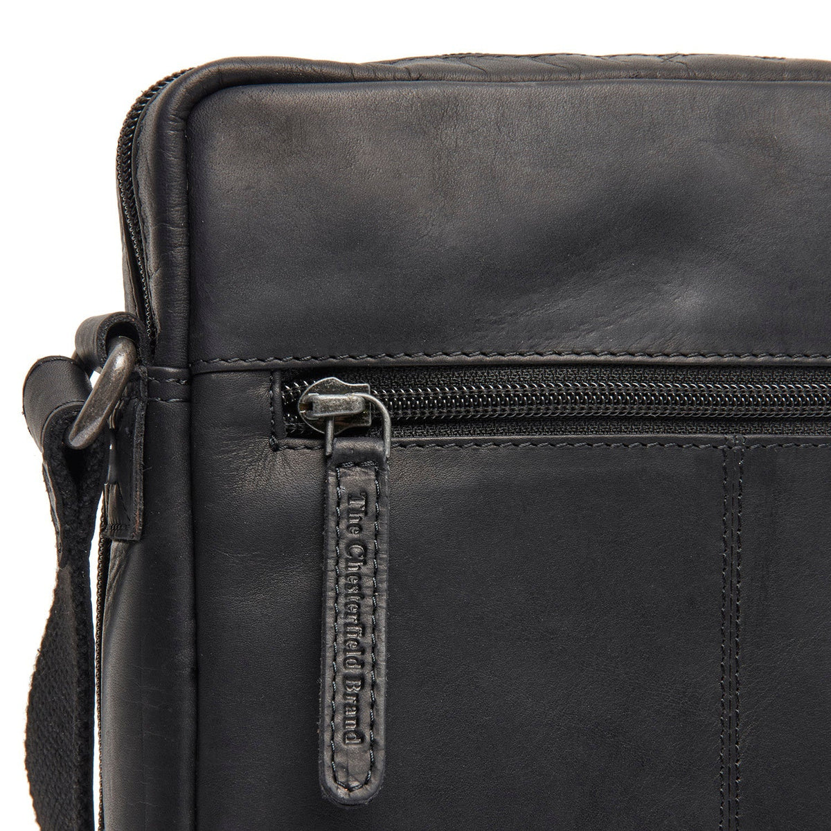 
Solid Antique Brass Hardware & Heavy-Duty Dual Zipper Detail on Montira 가죽 크로스백