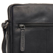 
Solid Antique Brass Hardware & Heavy-Duty Dual Zipper Detail on Montira 가죽 크로스백