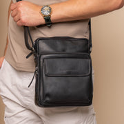 
Classic 100% Full-Grain leather Bag - 보강된 가죽 스트랩과 정교한 스티칭이 돋보이는 후면 뷰