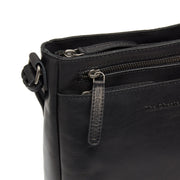 
Solid Antique Brass Hardware & Heavy-Duty Dual Zipper Detail on Mumbai 가죽 크로스백