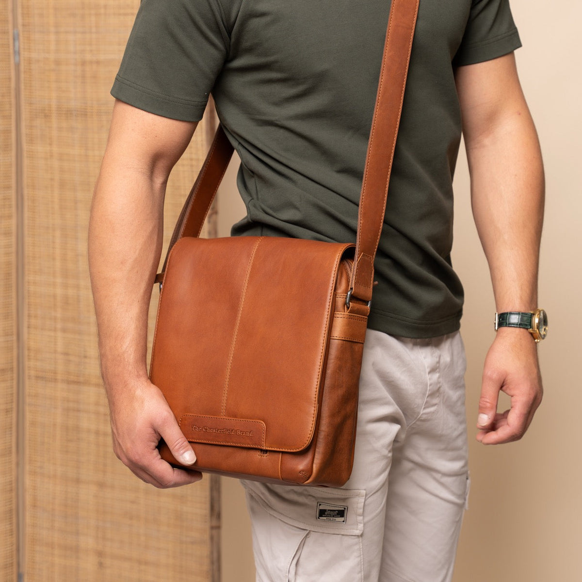 Raphael Full-Grain Leather Crossbody Bag 남성용 – alternate product view 2
