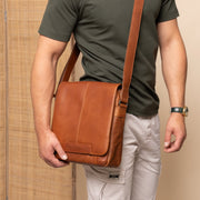 Raphael Full-Grain Leather Crossbody Bag 남성용 – alternate product view 2