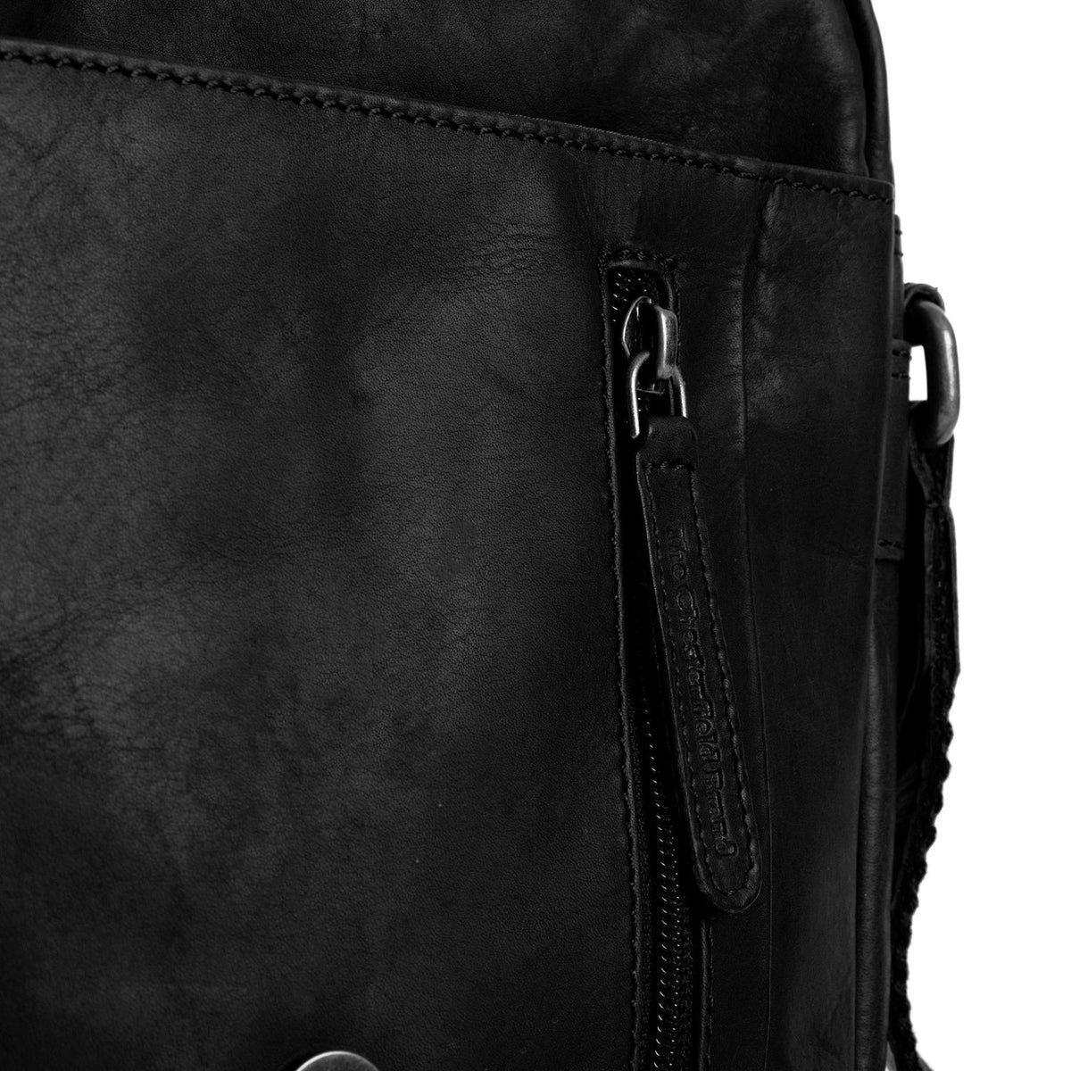 
Solid Antique Brass Hardware & Heavy-Duty Dual Zipper Detail on Remy 가죽 크로스백