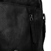 
Solid Antique Brass Hardware & Heavy-Duty Dual Zipper Detail on Remy 가죽 크로스백