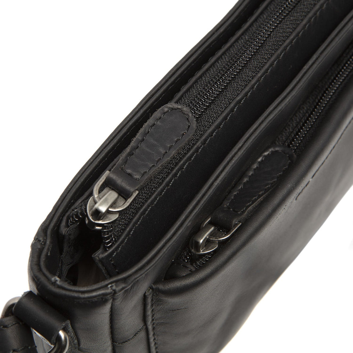 
Solid Antique Brass Hardware & Heavy-Duty Dual Zipper Detail on Southampton 가죽 크로스백