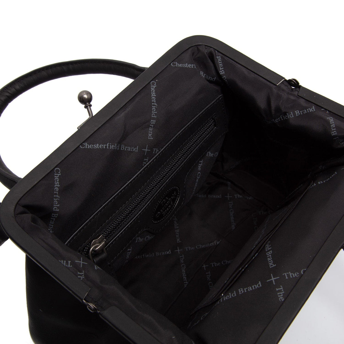 Close-Up Detail of Classic Collar &amp; Heavy-Duty Zipper Hardware on Chili Full-Grain Leather Handbag 여성용