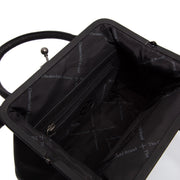 Close-Up Detail of Classic Collar &amp; Heavy-Duty Zipper Hardware on Chili Full-Grain Leather Handbag 여성용