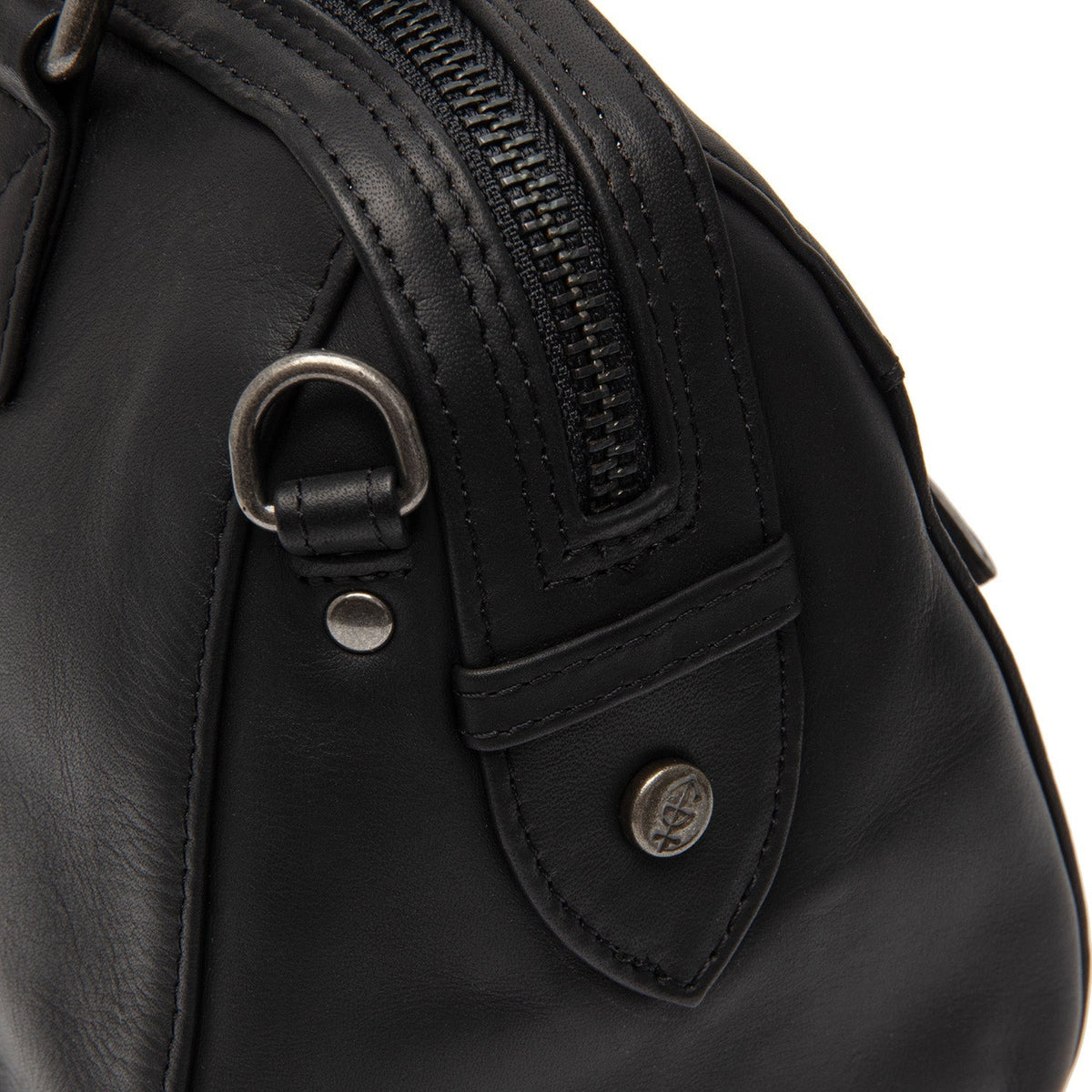 Close-Up Detail of Classic Collar &amp; Heavy-Duty Zipper Hardware on Dalford Full-Grain Leather Handbag 여성용