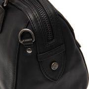 Close-Up Detail of Classic Collar &amp; Heavy-Duty Zipper Hardware on Dalford Full-Grain Leather Handbag 여성용
