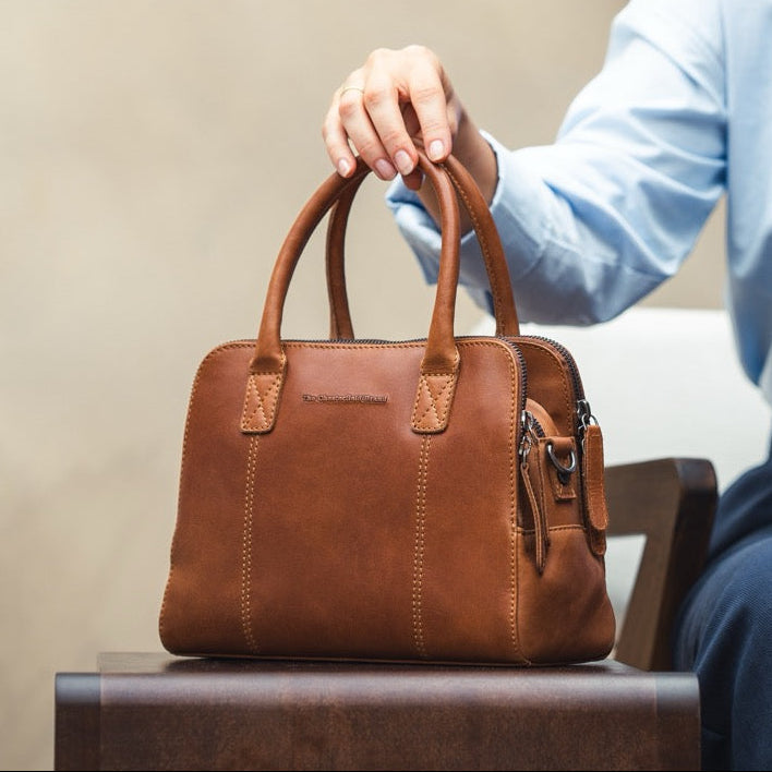 Styled Fit Perspective of Ezra Full-Grain Leather Handbag 여성용 on Model - Natural Daylight Drape