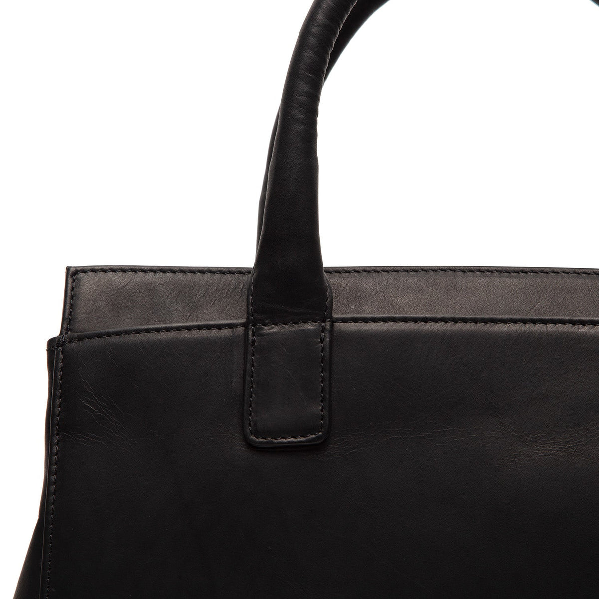 클로즈업 상세 of Classic Collar & Heavy-Duty Zipper Hardware on Garda Full-Grain Leather Handbag