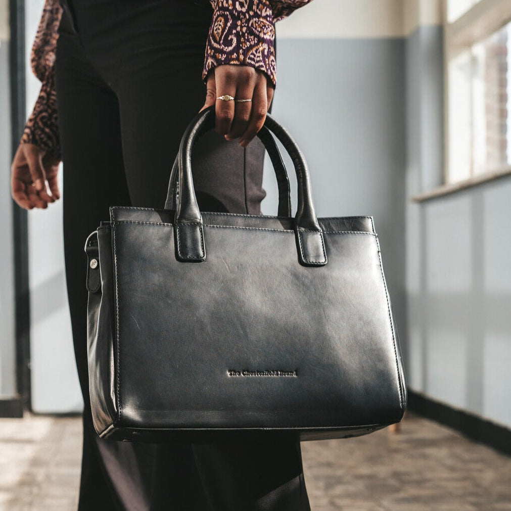 Classic 100% Full-Grain leather Goods - 어깨 라인과 깔끔한 밑단이 돋보이는 뒷면 뷰