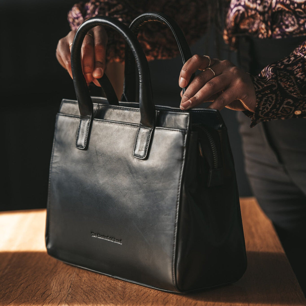 Garda Full-Grain Leather Handbag - 입체 소매 커팅과 슬림 테이퍼드 핏을 보여주는 측면 뷰