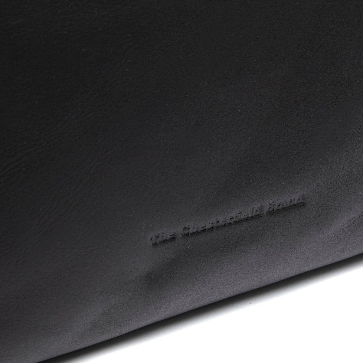Close-Up Detail of Classic Collar &amp; Heavy-Duty Zipper Hardware on Hermosa Full-Grain Leather Handbag 여성용