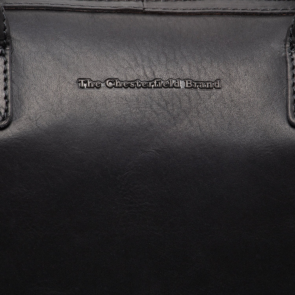 Close-Up Detail of Classic Collar &amp; Heavy-Duty Zipper Hardware on Langton Full-Grain Leather Handbag 여성용