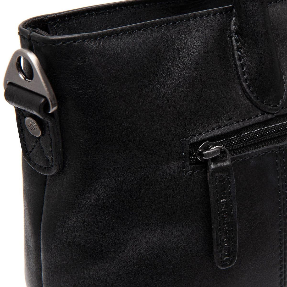 Close-Up Detail of Classic Collar &amp; Heavy-Duty Zipper Hardware on Pergamino Full-Grain Leather Handbag 여성용