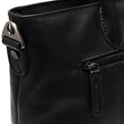 Close-Up Detail of Classic Collar &amp; Heavy-Duty Zipper Hardware on Pergamino Full-Grain Leather Handbag 여성용