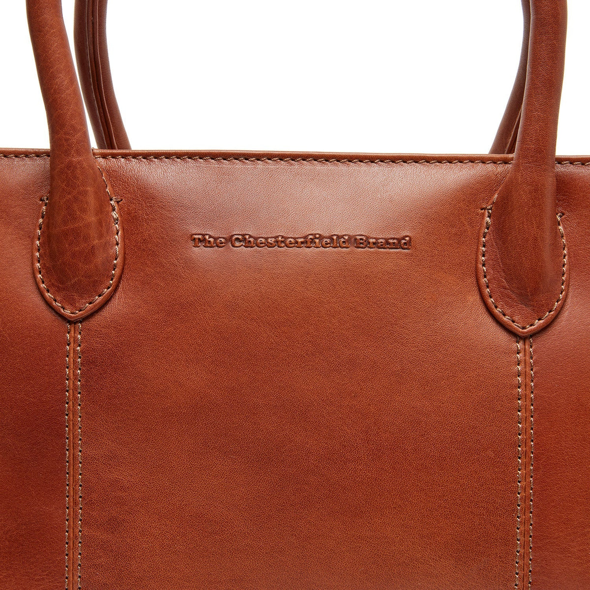 Styled Fit Perspective of Pergamino Full-Grain Leather Handbag 여성용 on Model - Natural Daylight Drape