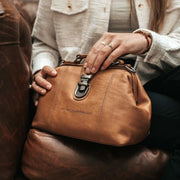 
Tailored Rib Cuffs & Hem Craftsmanship Construction Detail on Rachael 가죽 핸드백