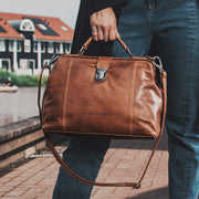 Styled Fit Perspective of Shaun Full-Grain Leather Handbag 여성용 on Model - Natural Daylight Drape