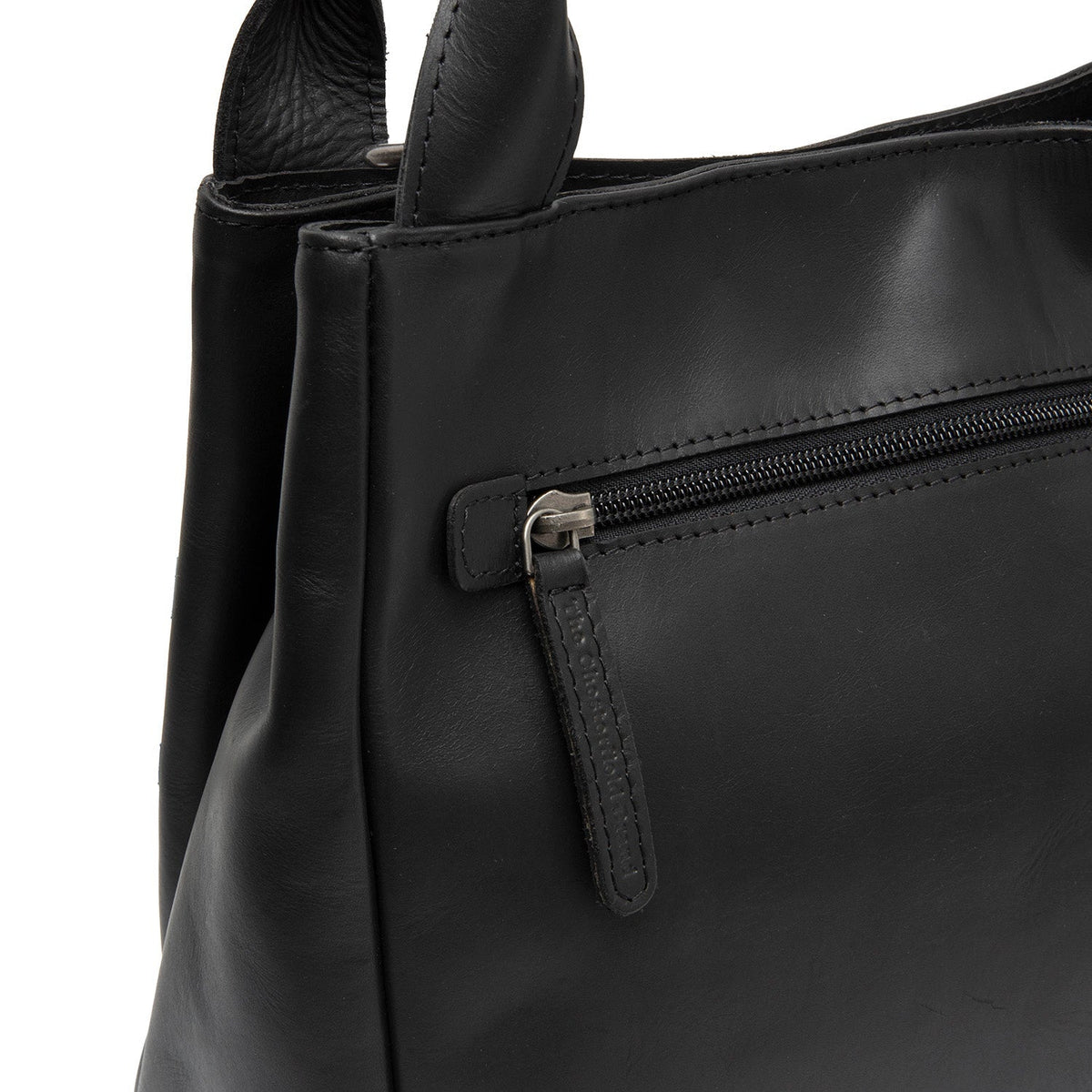 Close-Up Detail of Classic Collar &amp; Heavy-Duty Zipper Hardware on Tenara Full-Grain Leather Handbag 여성용