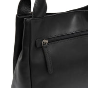 Close-Up Detail of Classic Collar &amp; Heavy-Duty Zipper Hardware on Tenara Full-Grain Leather Handbag 여성용