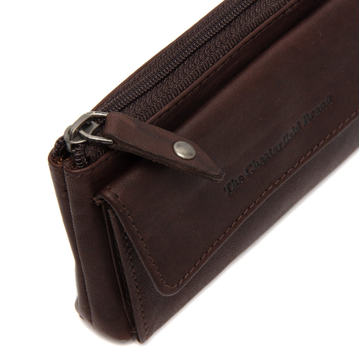 Styled Fit Perspective of Violette Full-Grain Leather Key Case 여성용 on Model - Natural Daylight Drape
