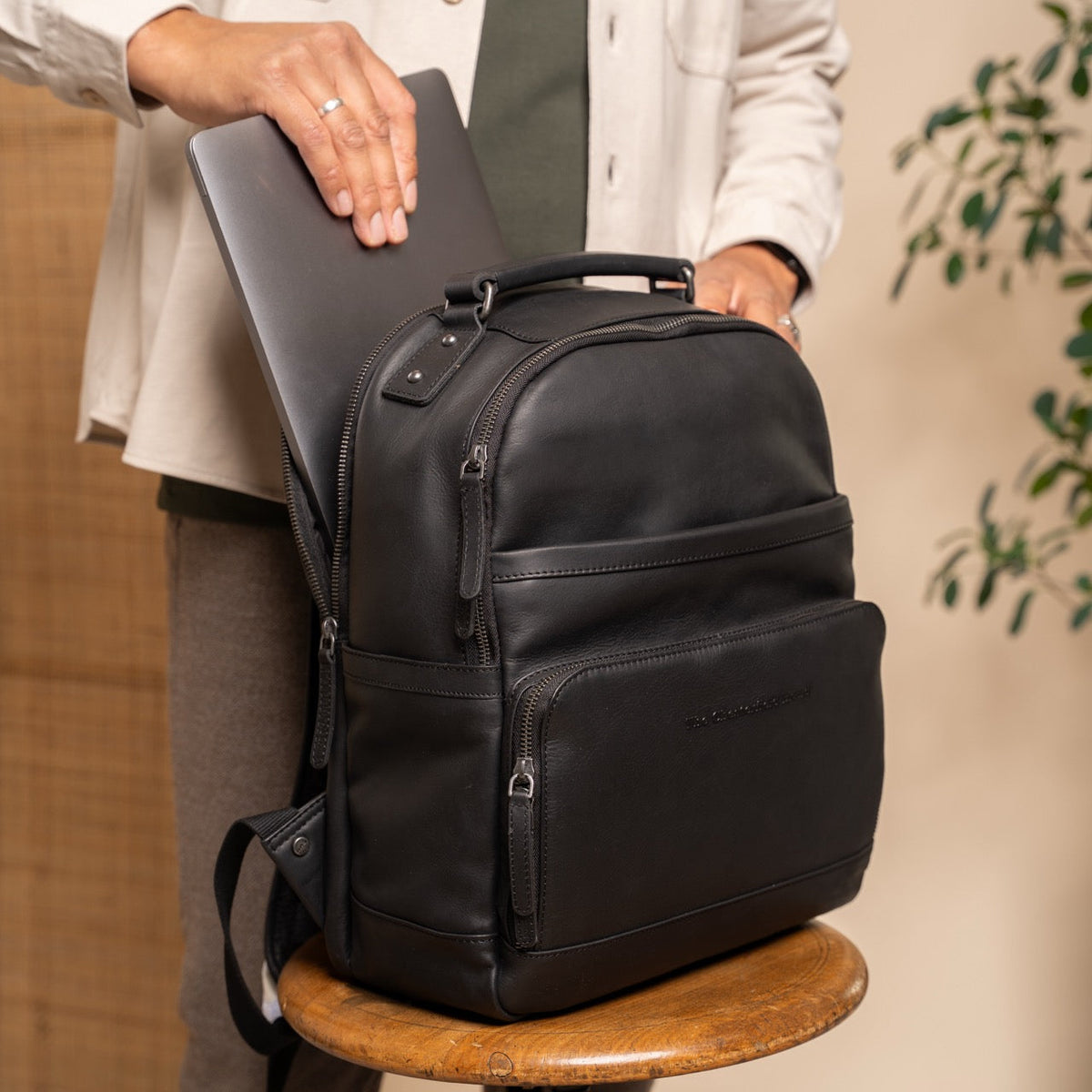 Austin Full-Grain Leather Laptop Backpack 여성용 - Structured Side Profile Showing Gusset Depth &amp; Expansion Capacity