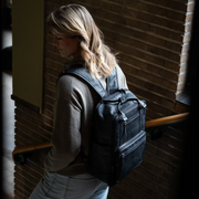 Calden Full-Grain Leather Laptop Backpack 여성용 - Structured Side Profile Showing Gusset Depth &amp; Expansion Capacity