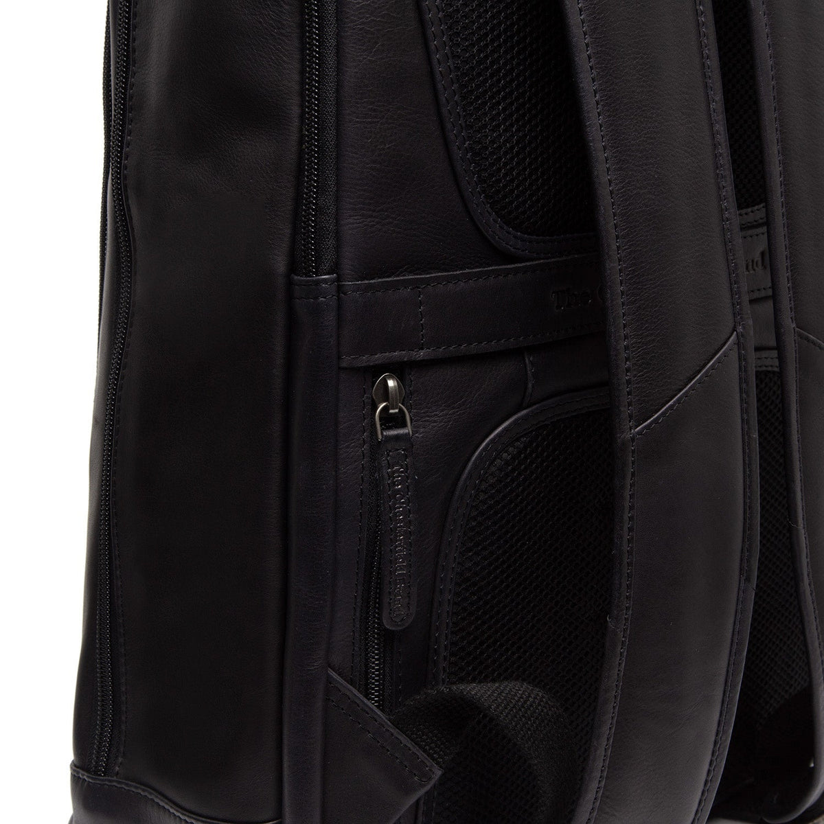 
Solid Antique Brass Hardware & Heavy-Duty Dual Zipper Detail on Detroit 풀그레인 레더 노트북 백팩