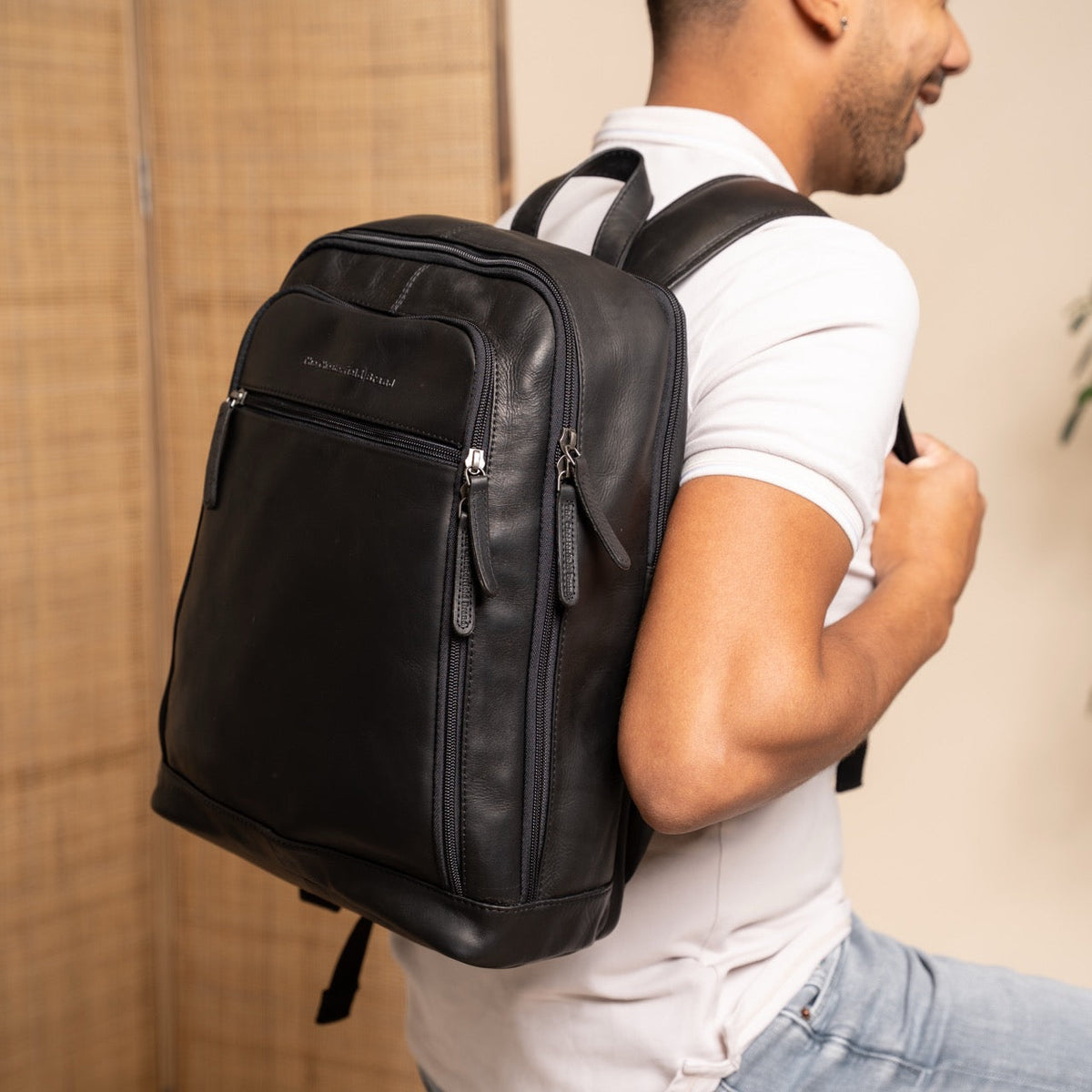 Classic 100% Full-Grain leather Backpack - 보강된 가죽 스트랩과 정교한 스티칭이 돋보이는 후면 뷰