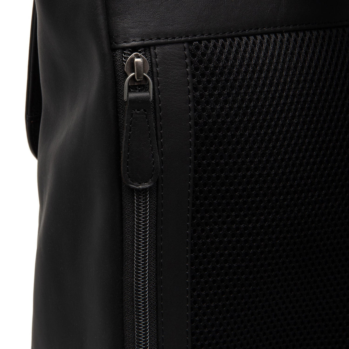 
Solid Antique Brass Hardware & Heavy-Duty Dual Zipper Detail on Farrow 풀그레인 레더 노트북 백팩
