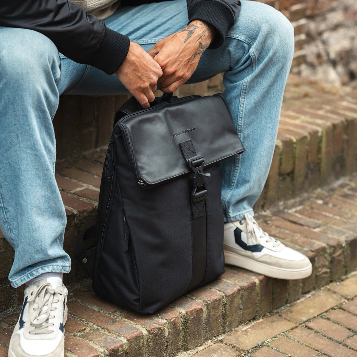 Trondheim Full-Grain Leather Laptop Backpack 여성용 - Structured Side Profile Showing Gusset Depth &amp; Expansion Capacity