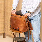 Imperia Full-Grain Leather Laptop Bag 남성용 - Structured Side Profile Showing Gusset Depth &amp; Expansion Capacity