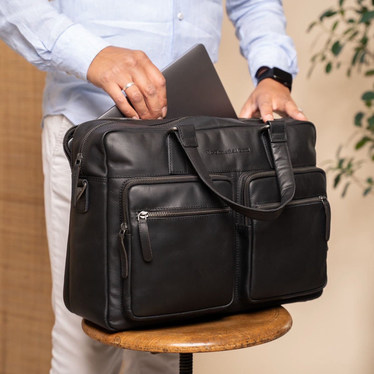 Misha Full-Grain Leather Laptop Bag 여성용 - Structured Side Profile Showing Gusset Depth &amp; Expansion Capacity