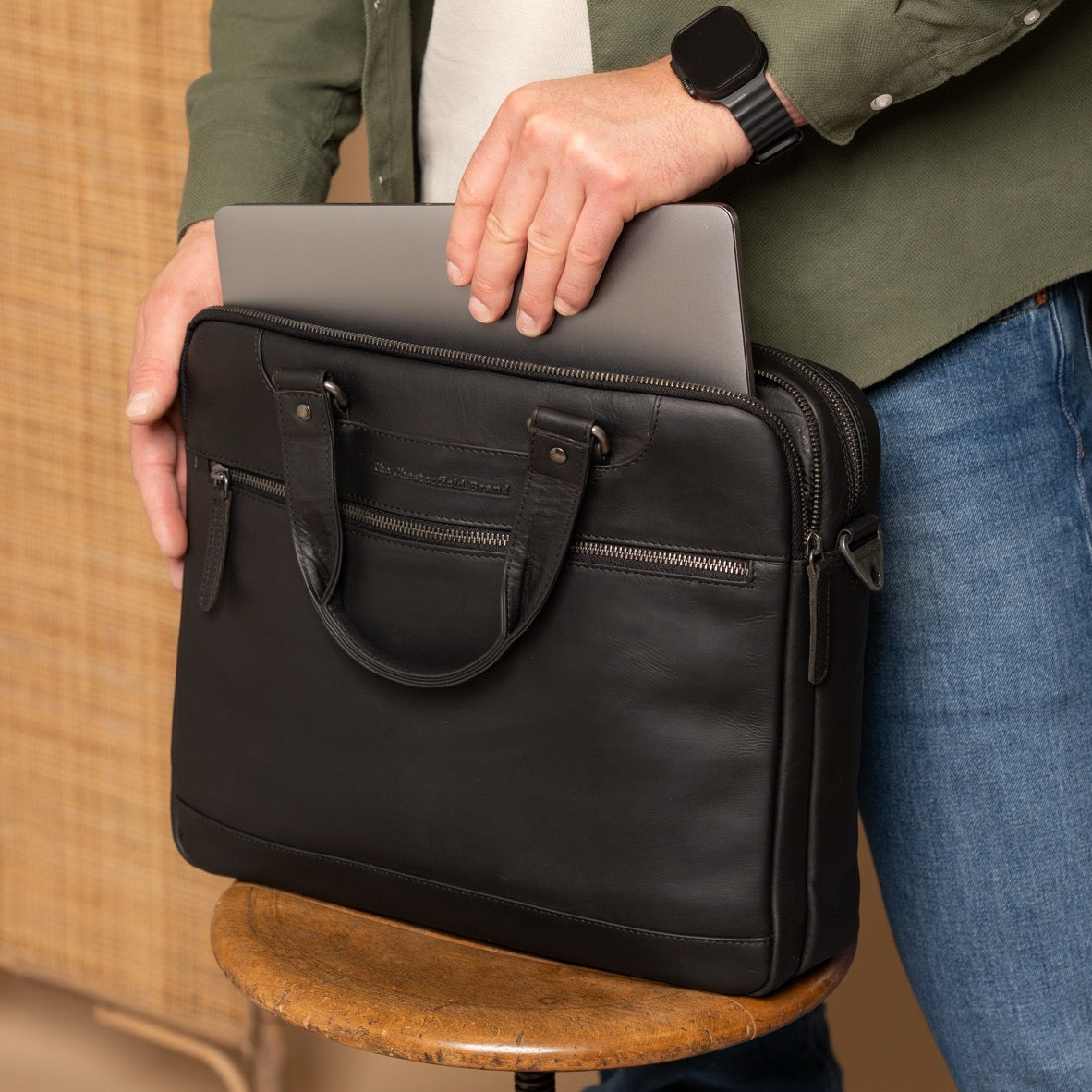 
Classic 100% Full-Grain leather Briefcase - 보강된 가죽 스트랩과 정교한 스티칭이 돋보이는 후면 뷰