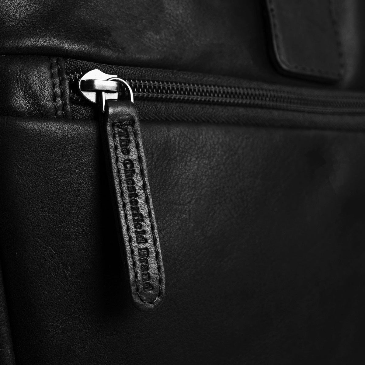내부 라이닝 뷰 Showing Dedicated Padded Laptop Sleeve & Multi-Compartment Organization