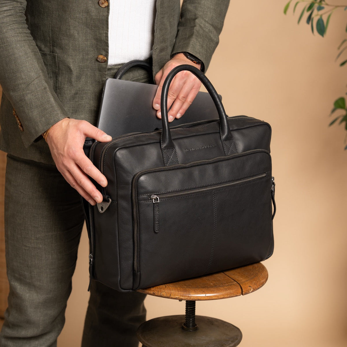 Tacama Full-Grain Leather Laptop Bag 여성용 - Structured Side Profile Showing Gusset Depth &amp; Expansion Capacity