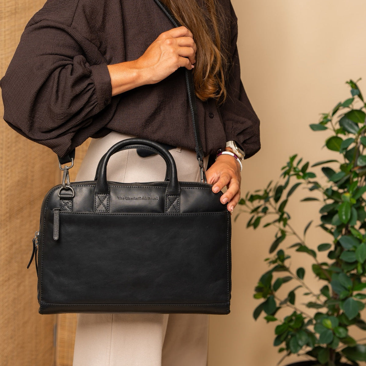 Tilbury Full-Grain Leather Laptop Bag 여성용 - Structured Side Profile Showing Gusset Depth &amp; Expansion Capacity