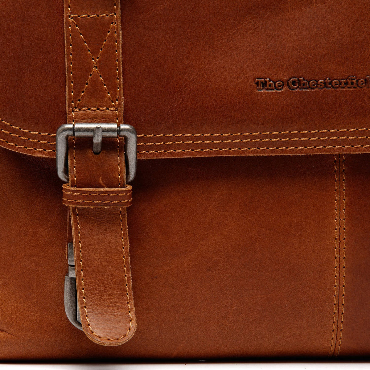 Solid Antique Brass Hardware &amp; Heavy-Duty Dual Zipper Detail on Veneto Full-Grain Leather Laptop Bag 여성용