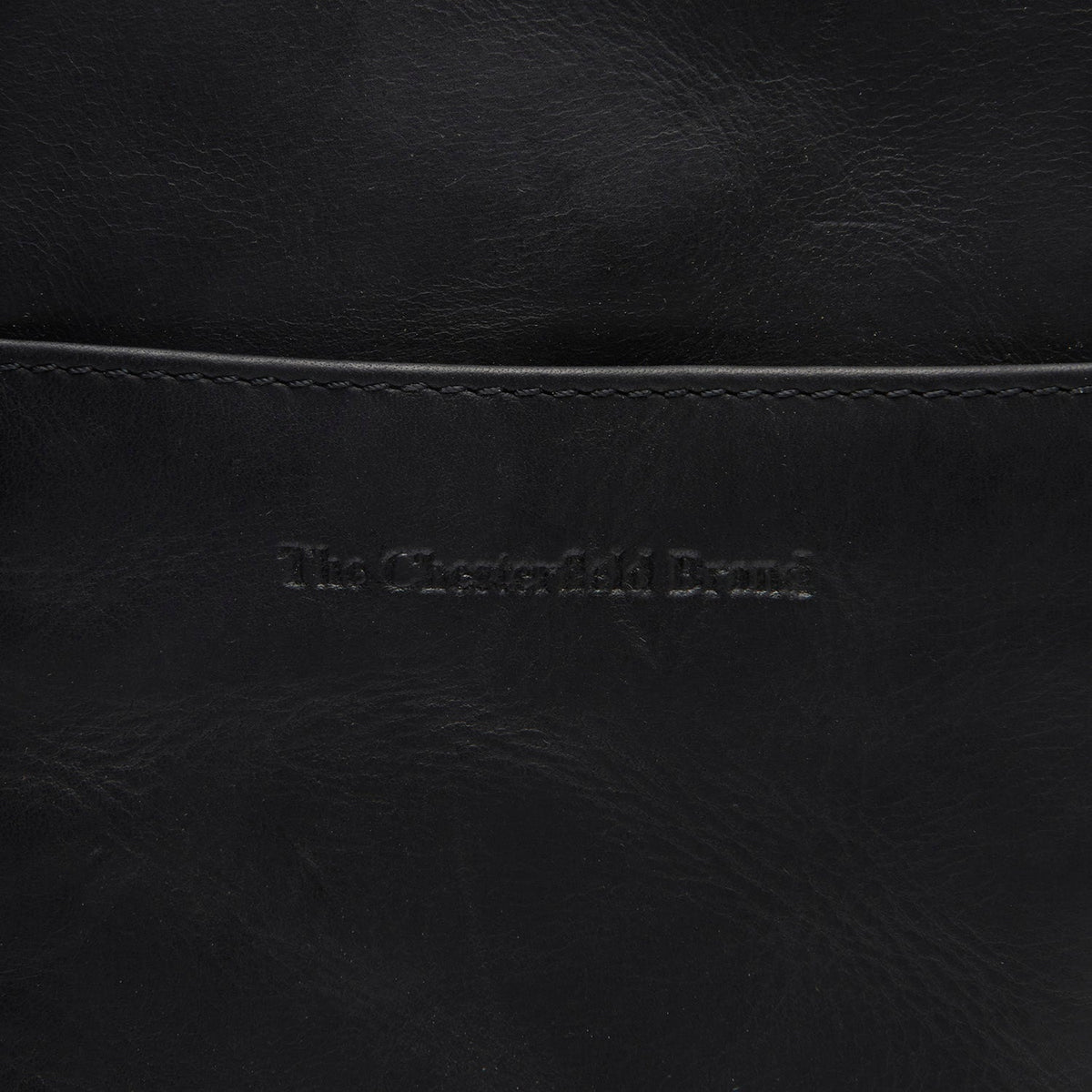 
클로즈업 상세 of Classic Collar & Heavy-Duty Zipper Hardware on Alesund 풀그레인 천연 가죽 Phone Bag